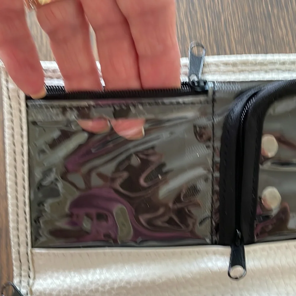 TRAVEL JEWELRY CASE /ORGANIZER, CREAM WITH SILVERTONE HARDWARE EXPANDABLE